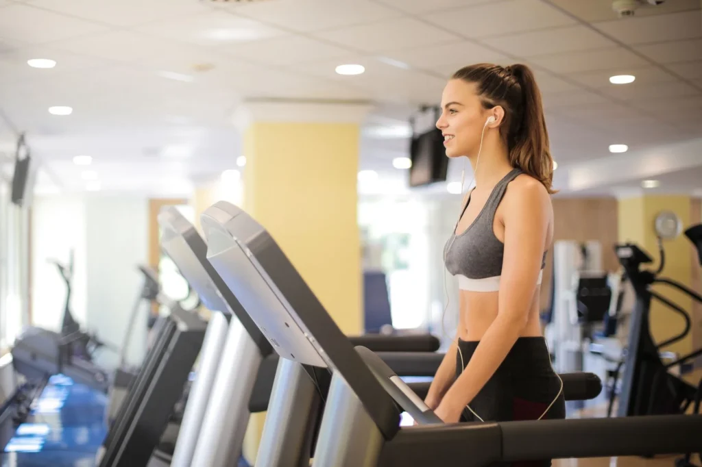 Runner using a treadmill for controlled indoor training